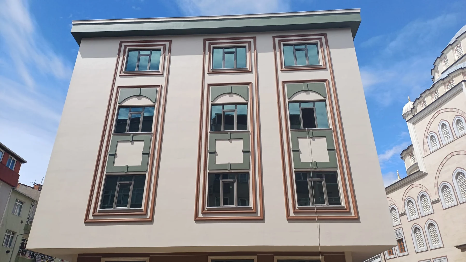 Duha Holding tarafından paylaşılan portföyde çok katlı konut binasının dış cephesi