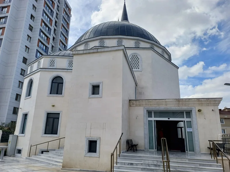 Kubbeli yapı · cephe ve avlu — 1