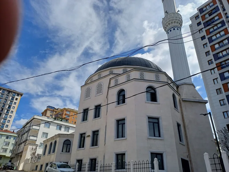 Kubbeli yapı · cephe ve avlu — 2