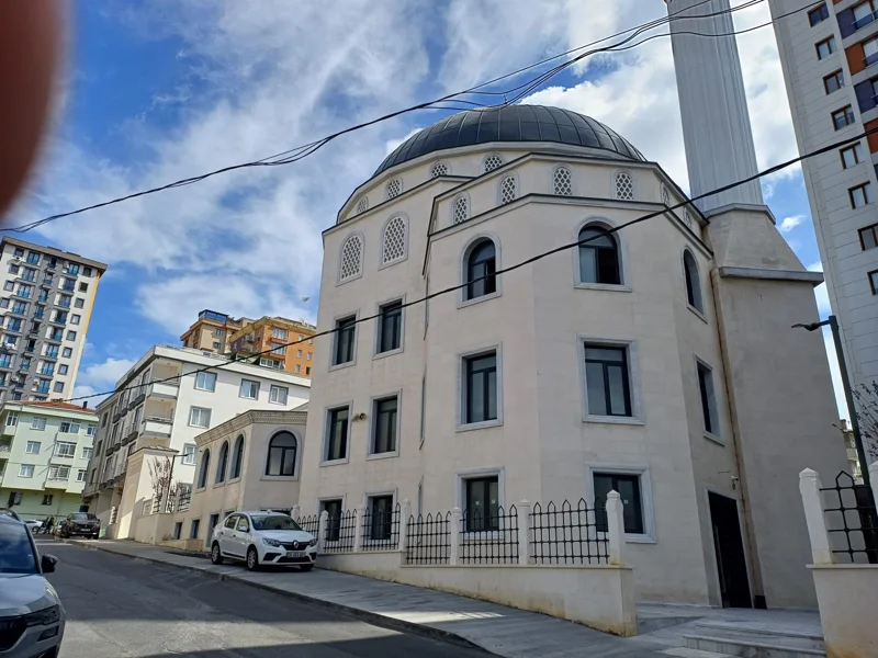 Kubbeli yapı · cephe ve avlu — 3