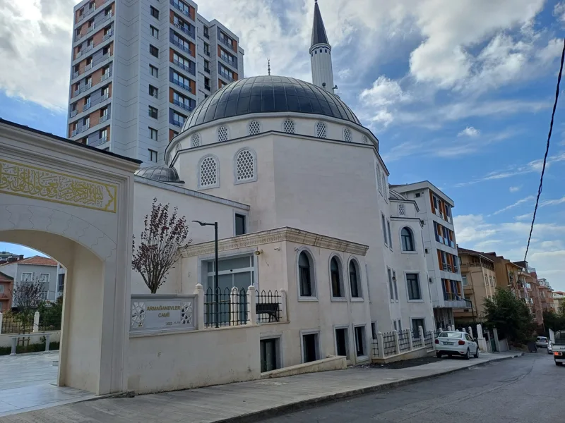Kubbeli yapı · cephe ve avlu — 4