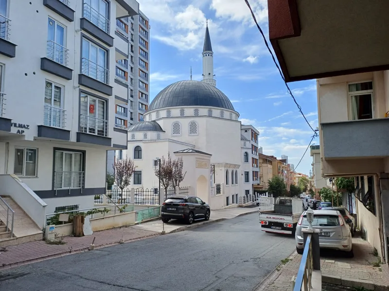 Kubbeli yapı · cephe ve avlu — 6