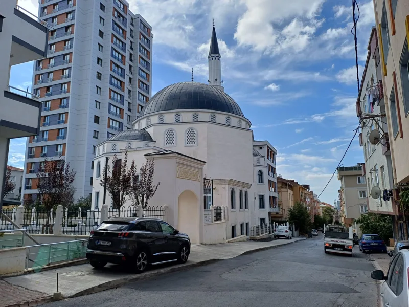 Kubbeli yapı · cephe ve avlu — 7