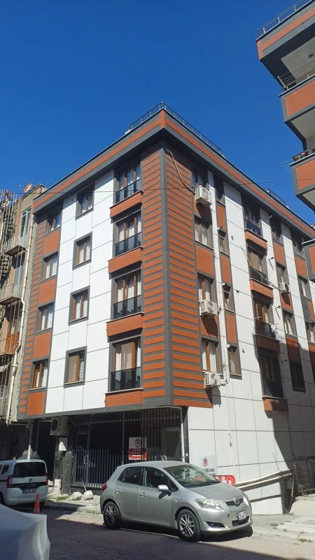 Tuğla tonlarında konut cephesi — 2
