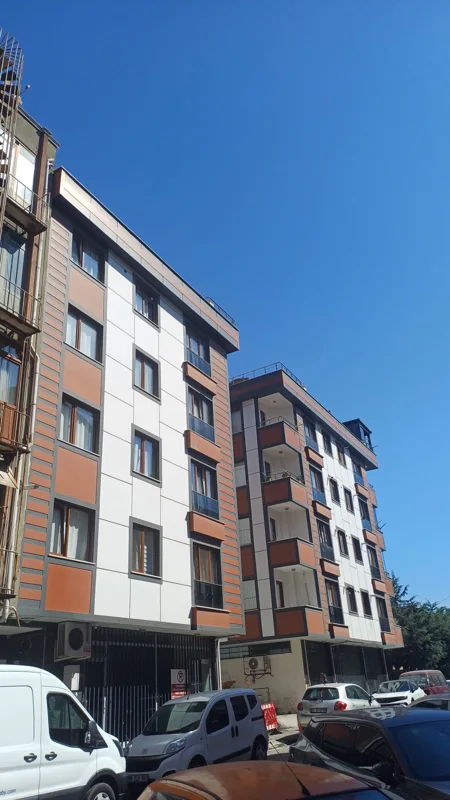 Tuğla tonlarında konut cephesi — 3