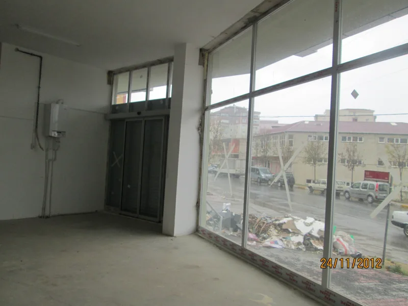 Ticari yapı · dış cephe ve kullanım alanları — 4