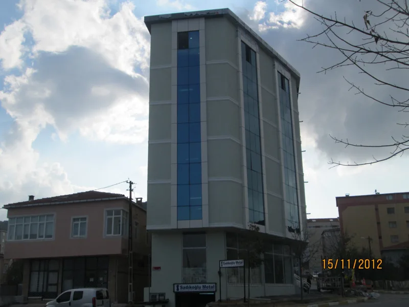 Ticari yapı · dış cephe ve kullanım alanları — 22