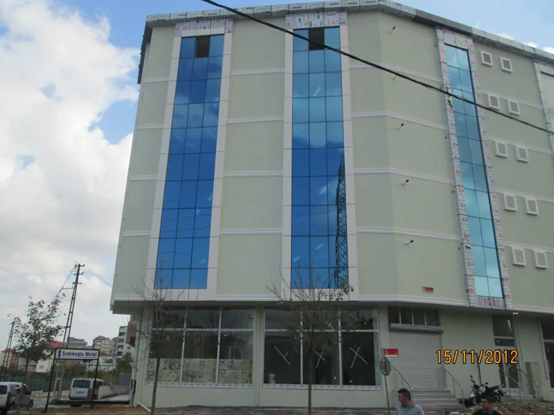Ticari yapı · dış cephe ve kullanım alanları — 24